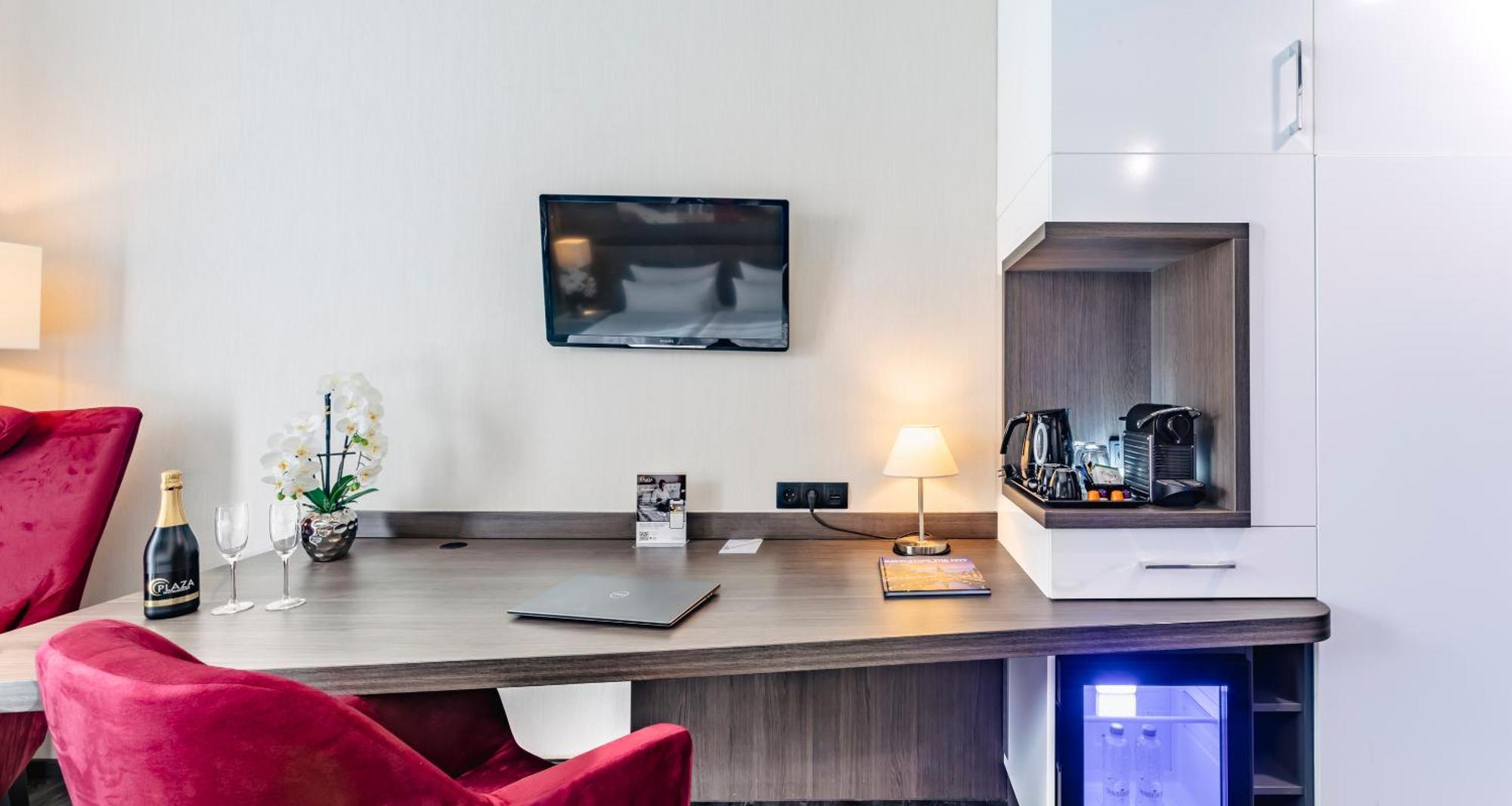 Plaza Premium Grand Winston 4*